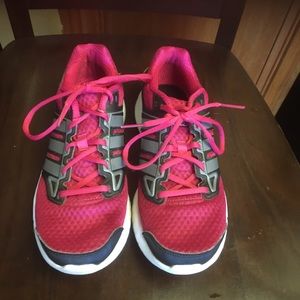 Women’s Adidas tennis shoes